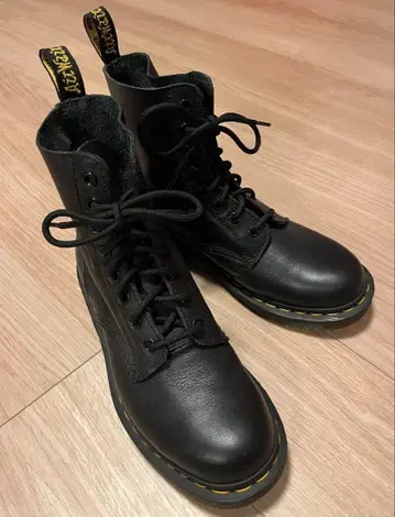 닥터마틴 8홀 블랙 부츠 UK6