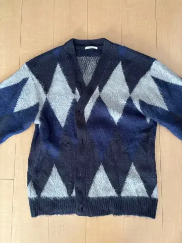 다이아몬드 패턴 V넥 가디건