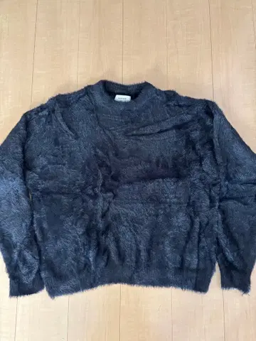 퍼 느낌의 다크 그레이 스웨터