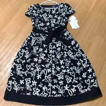 2025 엠즈 그레이시 꽃무늬 반팔 무릎 기장 원피스 42, 새상품.