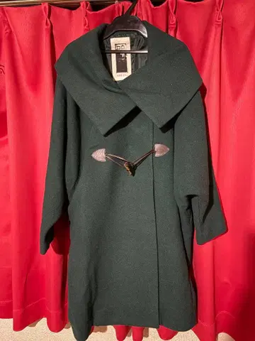 다크 그린 울 코트 프론트 버튼 포함