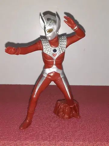 궁극의 루미너스 울트라맨 타로 피규어