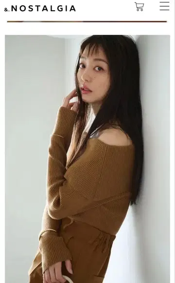 &.NOSTALGIA 노스탤지어 새상품 오프숄더 모델 착용