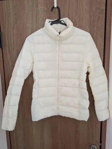 유니클로 울트라 라이트 다운 자켓 여성용 M 화이트 수납 봉투 있음