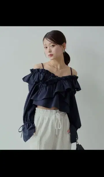 CHICO 2way 크로스 프릴 디자인 블라우스