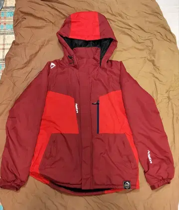 빨간색 마운틴 후드티 후드 부착