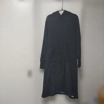 후드 부착 다크 그레이 원피스