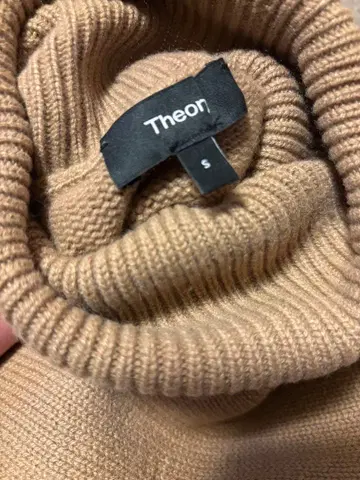 Theon 베이지 터틀넥 니트 S 사이즈