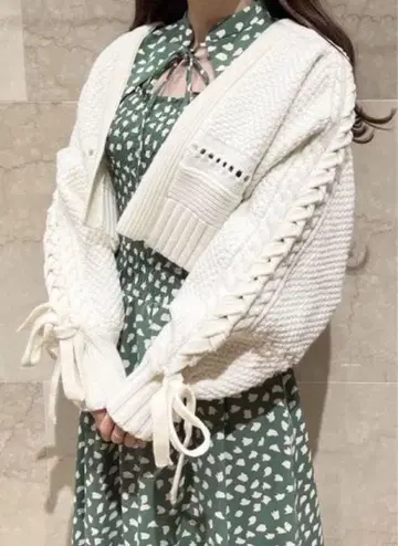 SNIDEL 드로스트 케이블 숏 기장 가디건 뜨개질