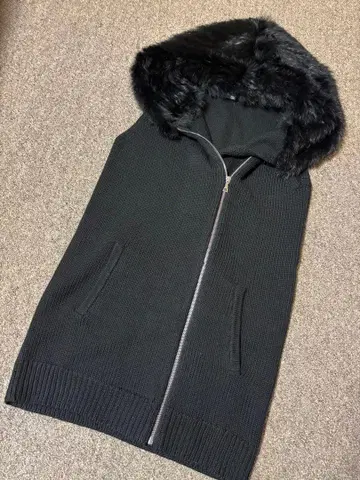 퍼 달린 블랙 니트 베스트