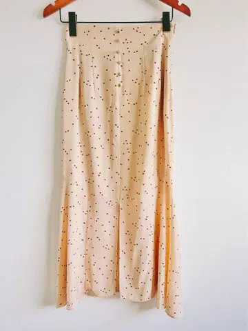 데이시 베이지 하트 프린트 플레어 스커트