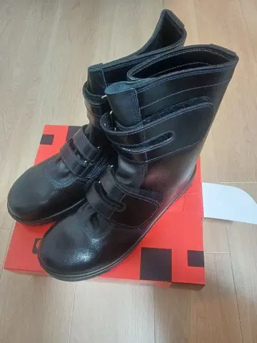 블랙 워크 부츠