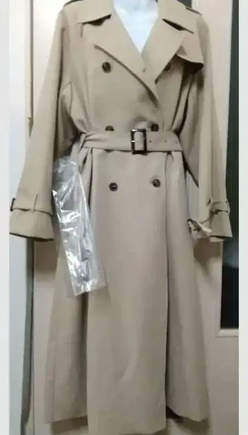 베이지 더블 브레스트 롱 트렌치코트