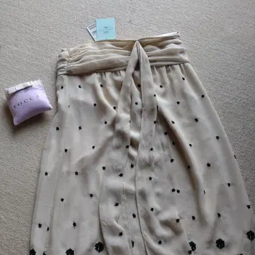 [ 미사용 새상품 ] *택 포함 새상품 TOCCA 미디 기장 자수 스커트