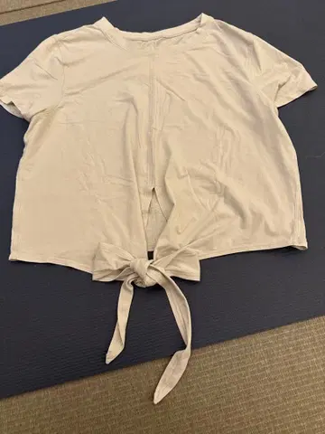 룰루레몬 화이트 앞묶음 T셔츠