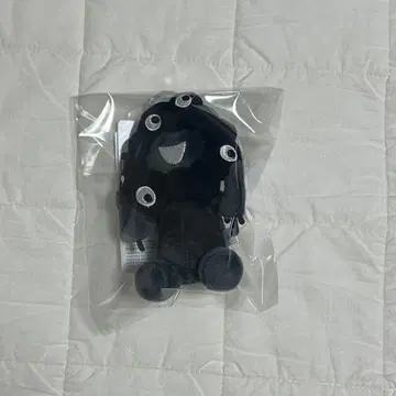 블랙 미야쿠미야쿠 카라비너 포함 앉은 모습