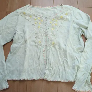 네세세아 자수 장식 연한 그린 컬러 가디건