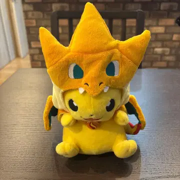 메가 리자몽 Y의 판초를 입은 피카츄 봉제 인형