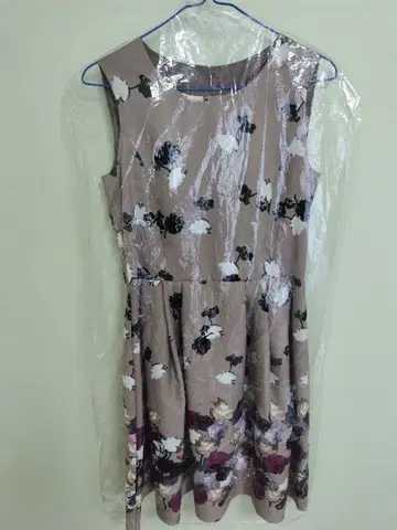 꽃무늬 슬리브리스 무릎 기장 원피스