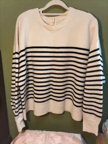 화이트 바탕 네이비 스트라이프 뒷면 버튼 가디건 F 사이즈