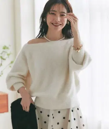 라 부티크 봉봉 헤어리 울 캐시미어 혼방 오프숄더 니트 화이트