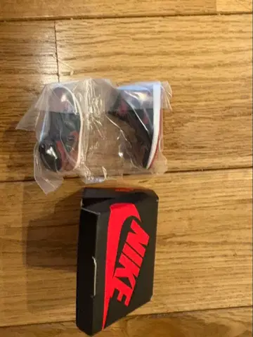Nike 캡슐 토이 블랙/빨간색 박스 포함