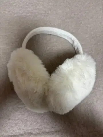 EAT ME 인조 모피 귀도리