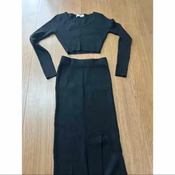 MIRVAS 블랙 셋업 스커트와 상의