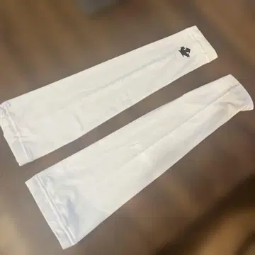 화이트 암커버 로고