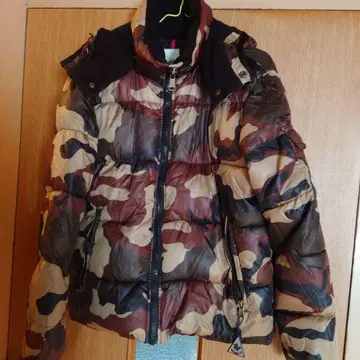 카모 패턴 후드 부착 다운 자켓