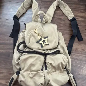 베이지 나일론 백팩 스타형 참 포함