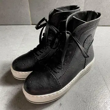 미사용 새상품 t.b 센소유니코 스니커즈 로고 각인 백 지퍼 블랙