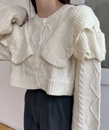 [ lawgy ] 케이블 프릴 숏 버튼 니트