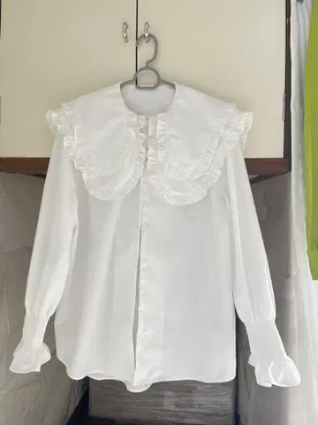 프릴 달린 화이트 셔츠