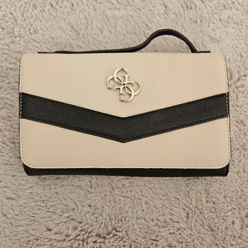 GUESS 게스 베이지와 블랙의 V자형 디자인 장지갑