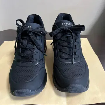 SKECHERS 블랙 스니커즈 에어쿠션