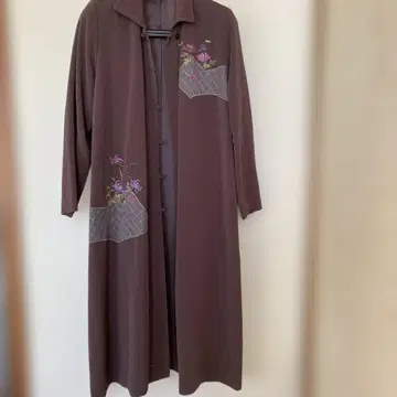 산넨자카 브라운 자수 롱 코트