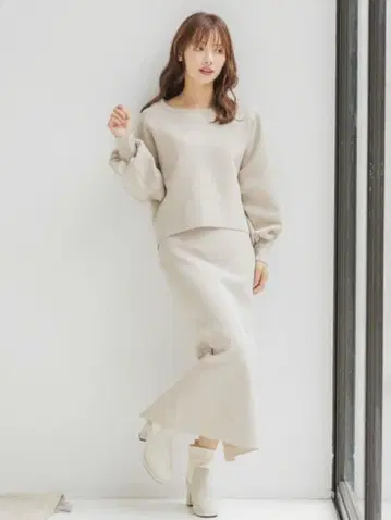 미스티우먼 베이지 니트와 스커트 셋업