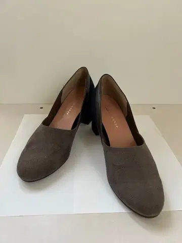 스웨이드 펌프스 중간 힐