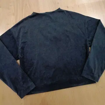 뷰티 앤 유스 워셔블 벨로아 티셔츠 하이넥 골드 버튼 네이비