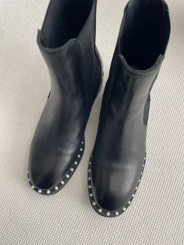 펄 장식 블랙 가죽 사이드 고어 부츠