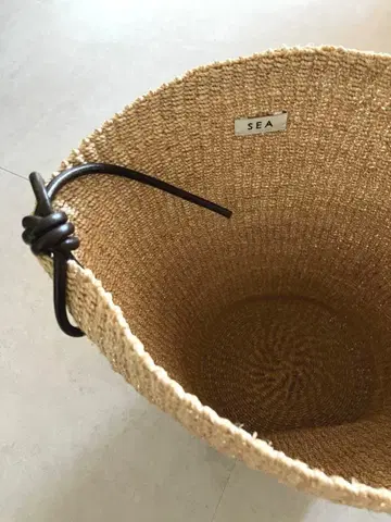 SEA 스트로우 버킷형 바스켓백