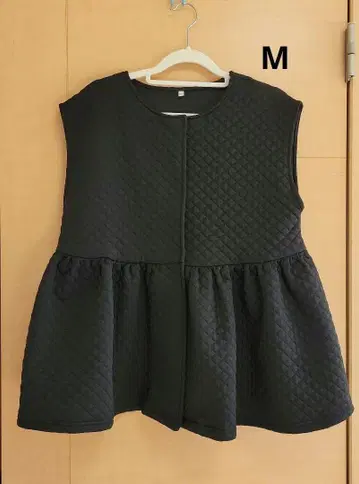 미사용에 가까운 컨디션 최상 손세탁 가능 M 블랙 퀼팅 미들 베스트 플럼