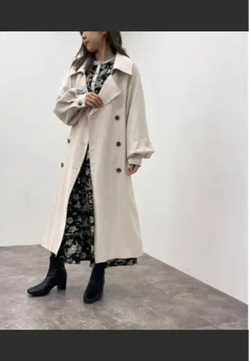 라이트 베이지 더블 브레스트 롱 트렌치코트