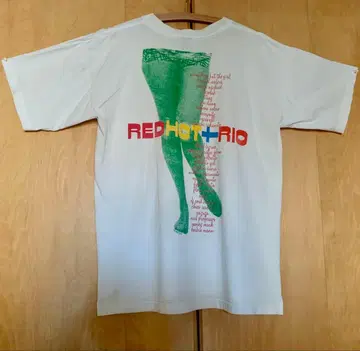 RED HOT + RIO 90.s MARK ATHLETIC 티셔츠