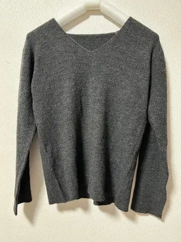 V넥 니트 스웨터 차콜 그레이