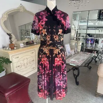 비비안 탐의 엘레강트한 꽃무늬 드레스 블랙 앤 핑크 원피스