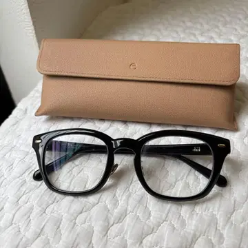 심플한 디자인 안경 헤미 에미리 콜라보