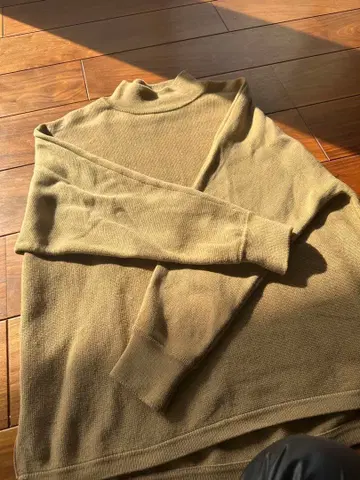 Minority 베이지 하이넥 니트