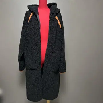 보아 소재 후드 부착 롱 코트 블랙